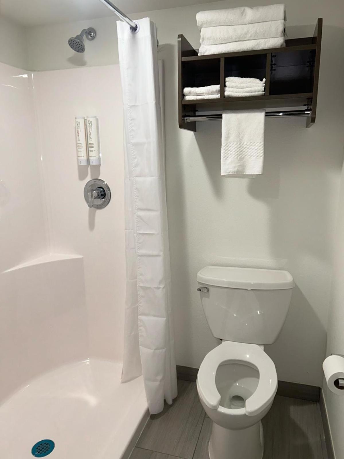 Clarion Pointe Hotel Milwaukee Bagian luar foto