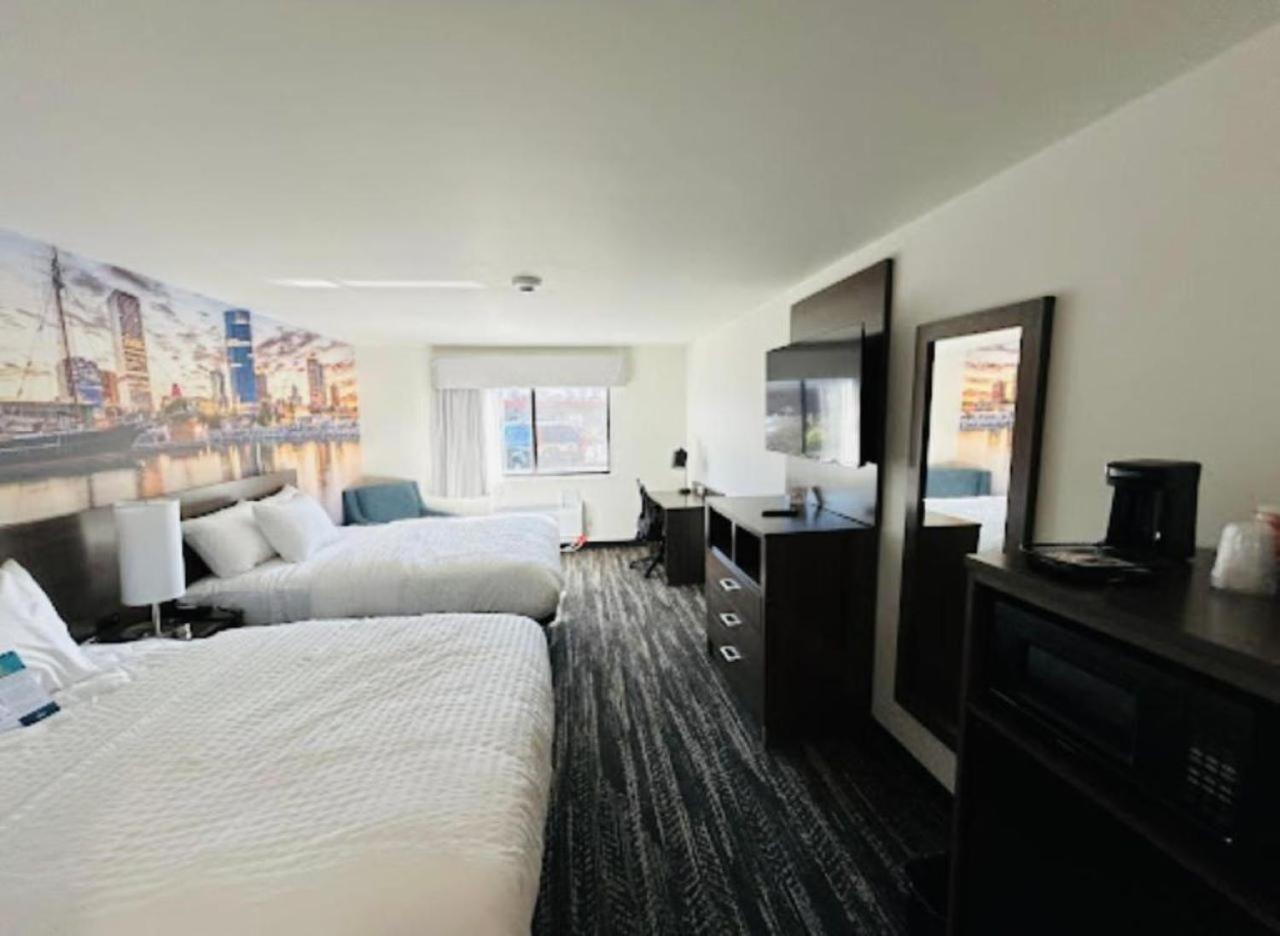 Clarion Pointe Hotel Milwaukee Bagian luar foto