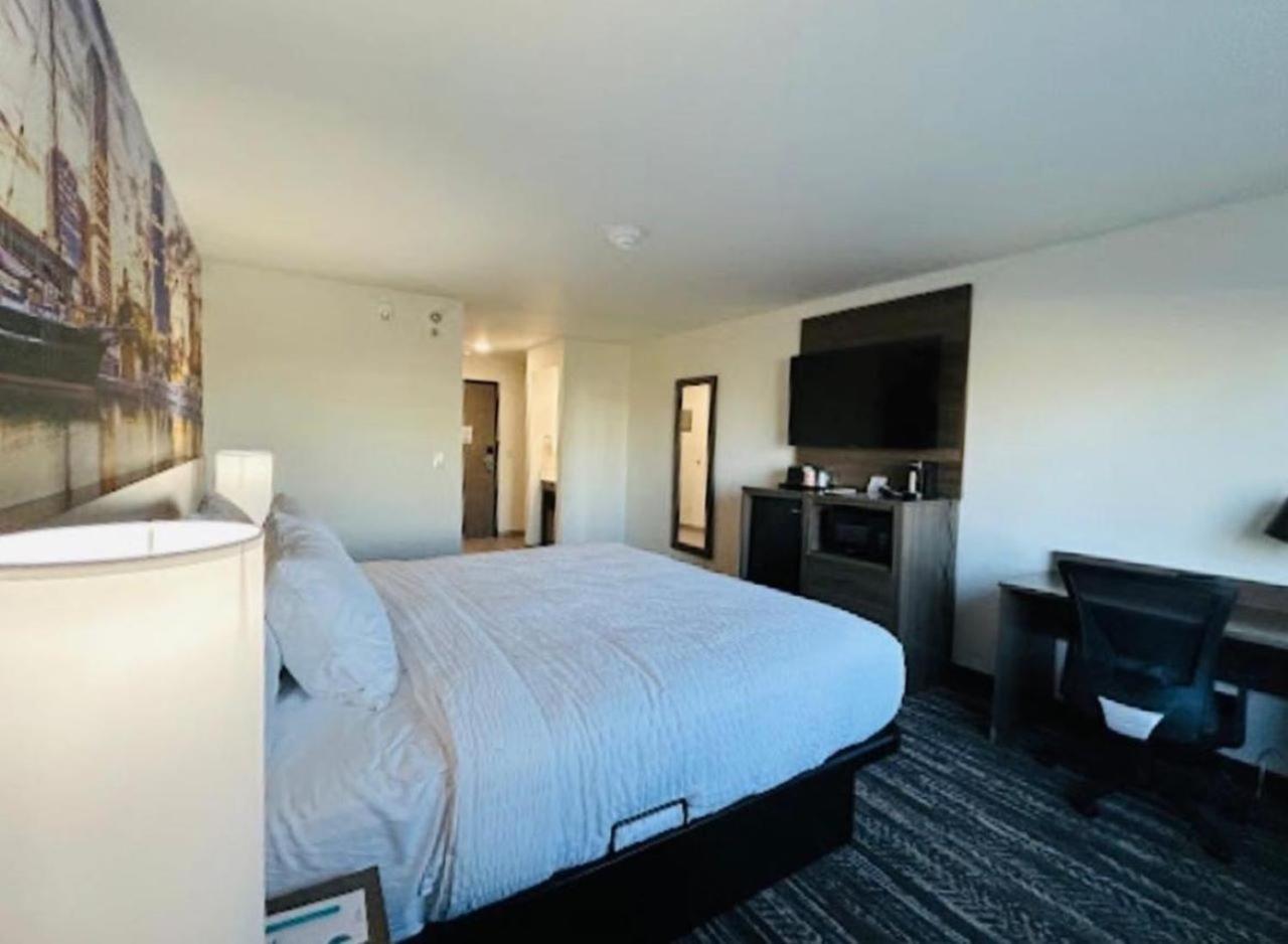 Clarion Pointe Hotel Milwaukee Bagian luar foto