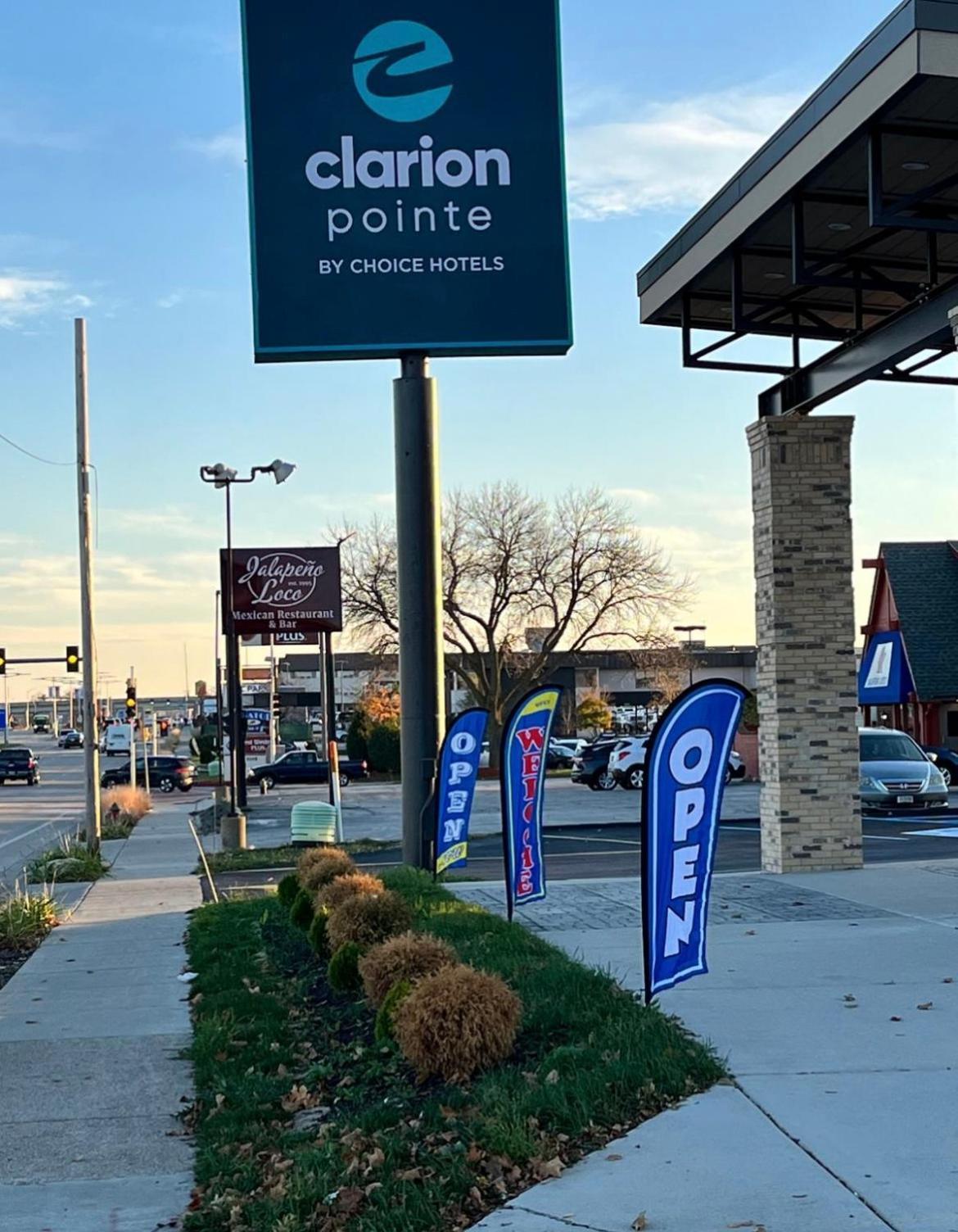 Clarion Pointe Hotel Milwaukee Bagian luar foto