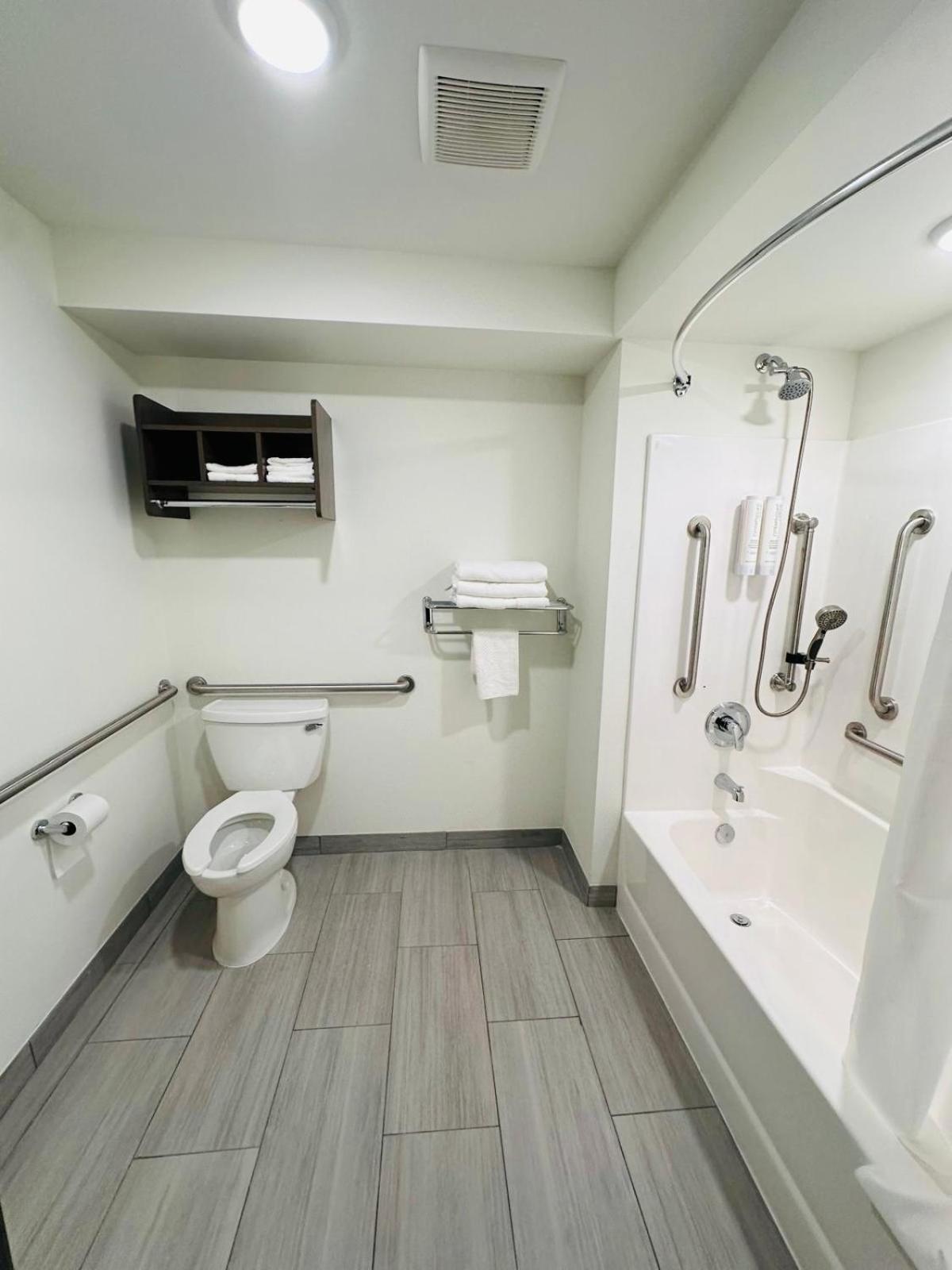 Clarion Pointe Hotel Milwaukee Bagian luar foto