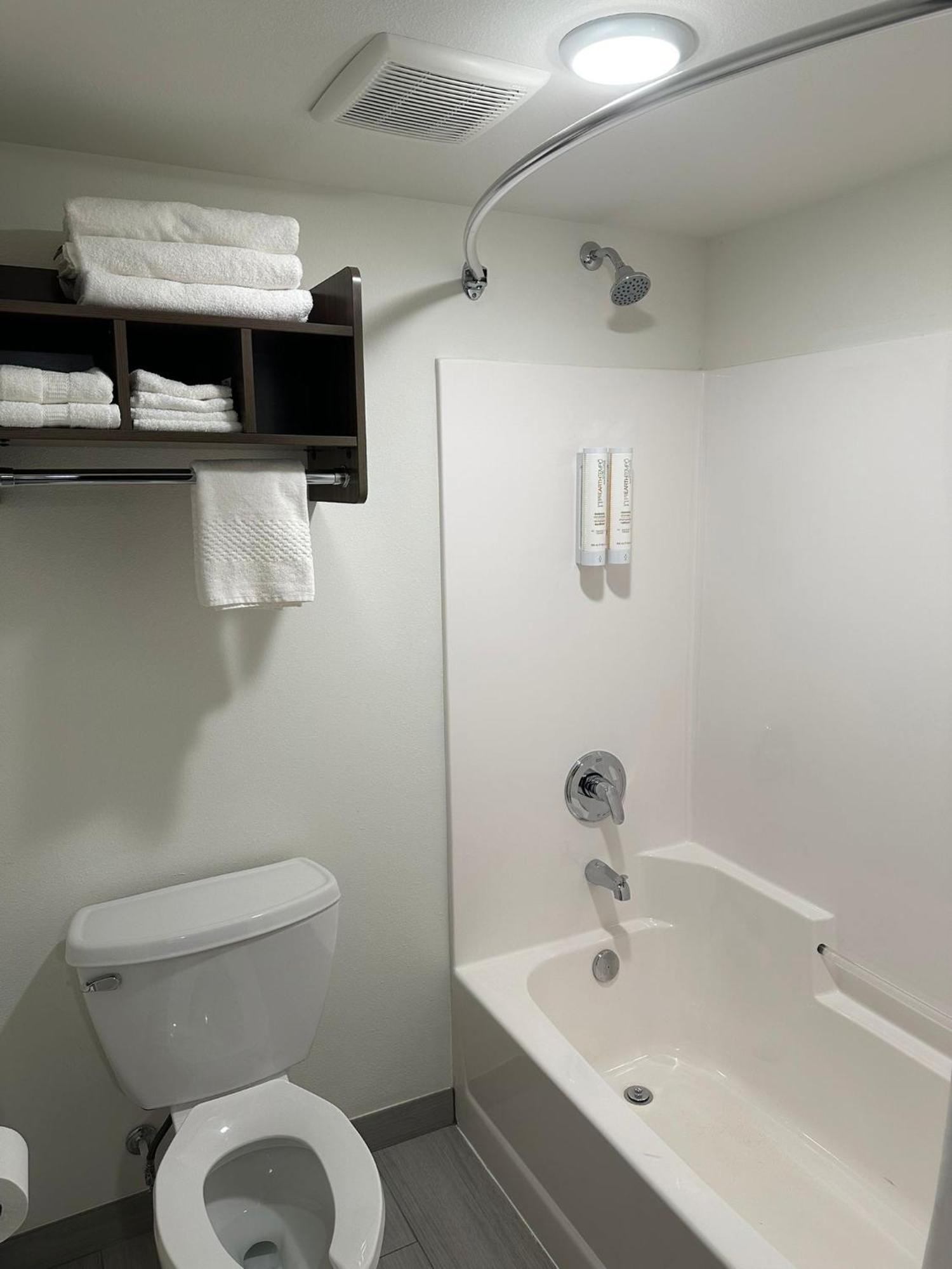 Clarion Pointe Hotel Milwaukee Bagian luar foto
