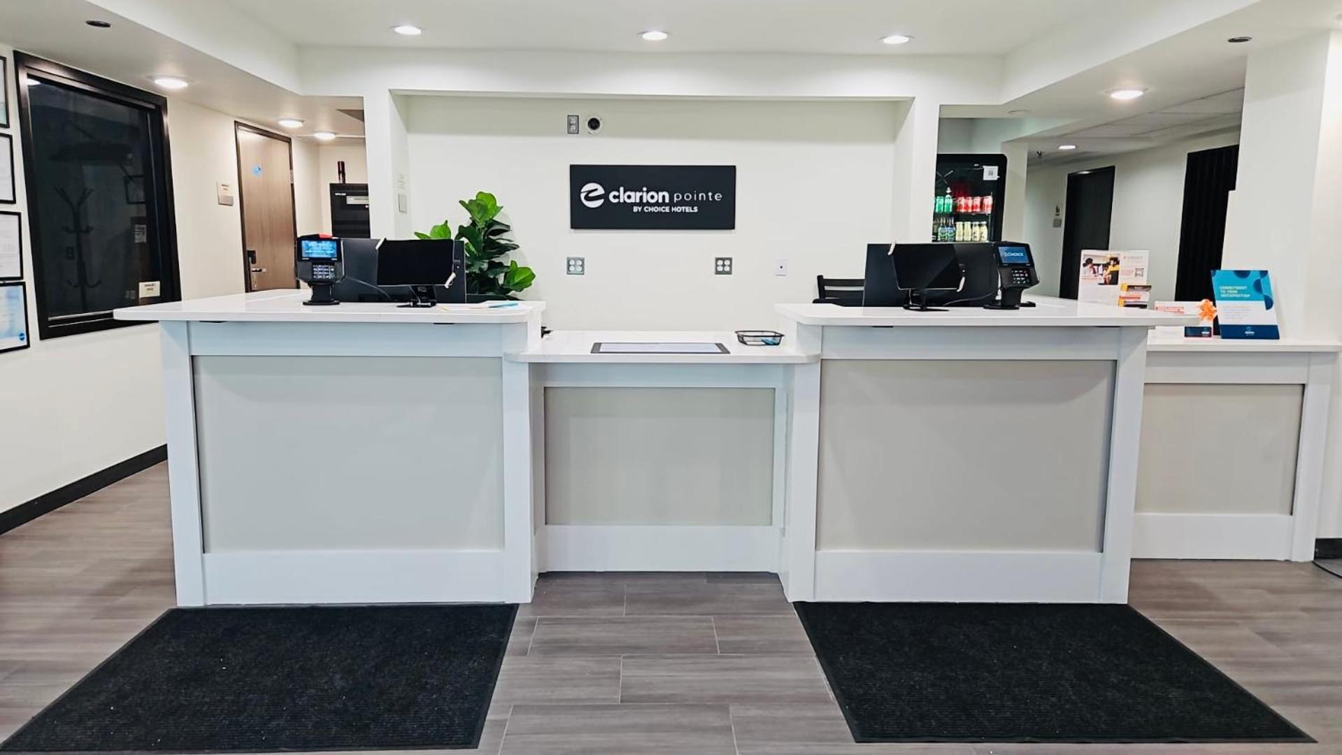 Clarion Pointe Hotel Milwaukee Bagian luar foto