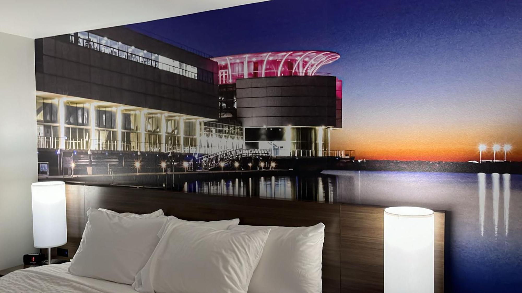 Clarion Pointe Hotel Milwaukee Bagian luar foto