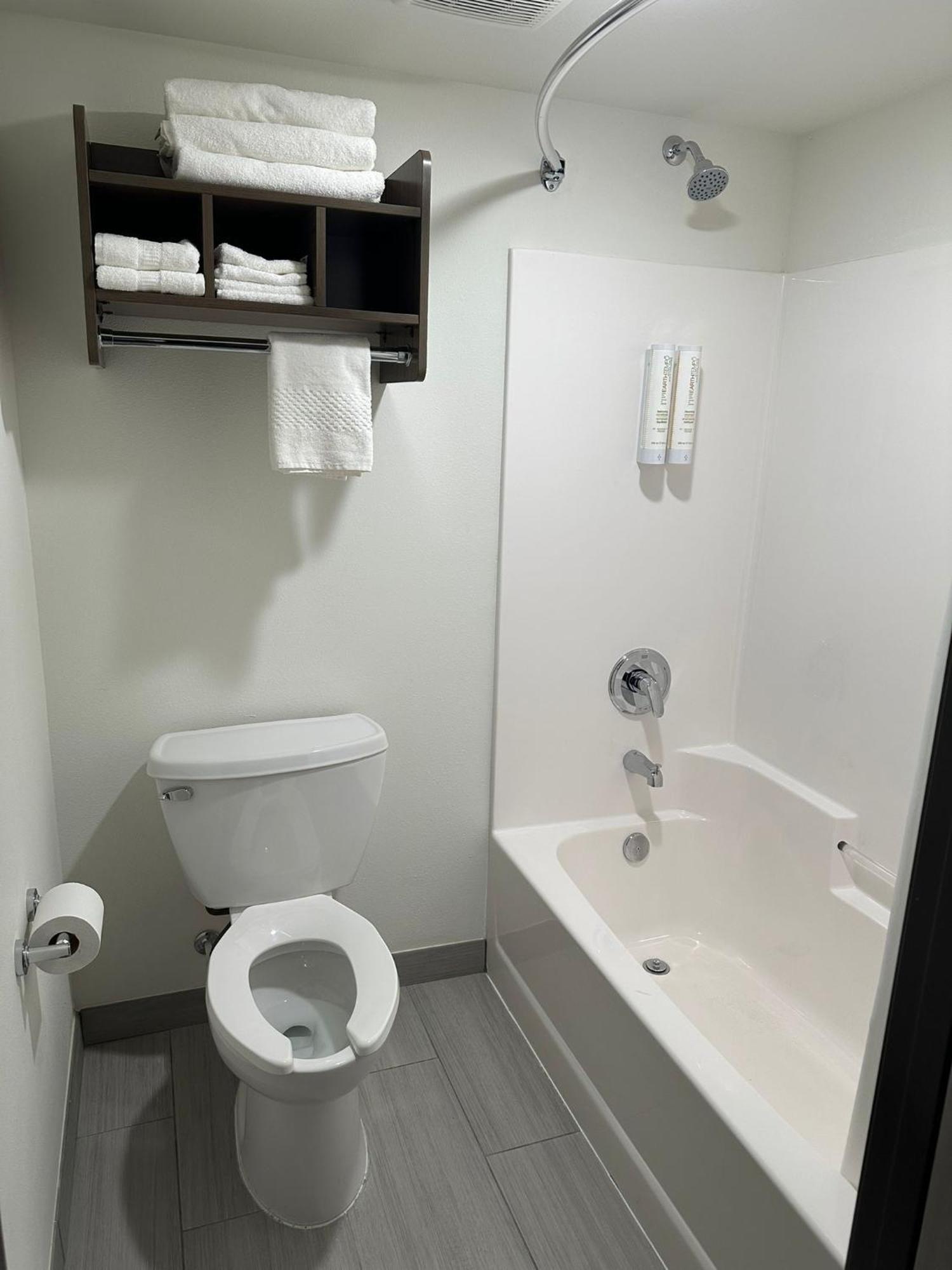 Clarion Pointe Hotel Milwaukee Bagian luar foto