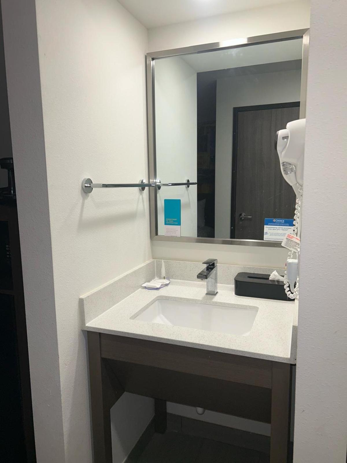 Clarion Pointe Hotel Milwaukee Bagian luar foto