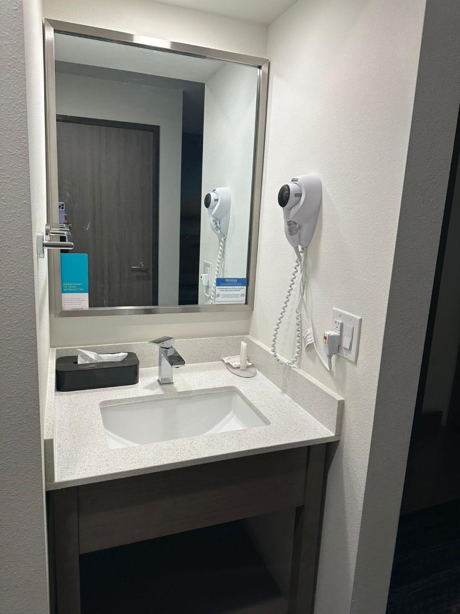 Clarion Pointe Hotel Milwaukee Bagian luar foto