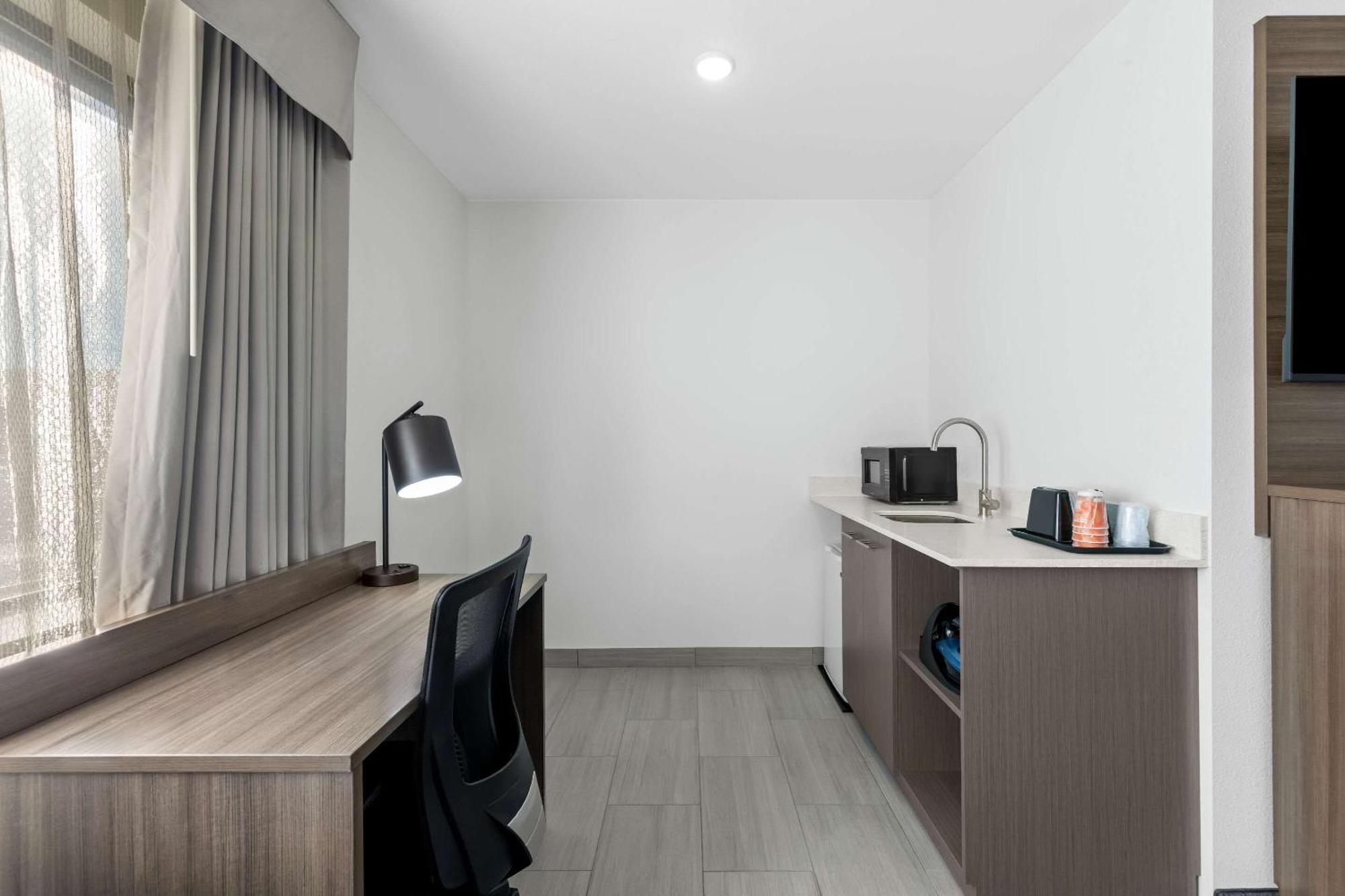 Clarion Pointe Hotel Milwaukee Bagian luar foto