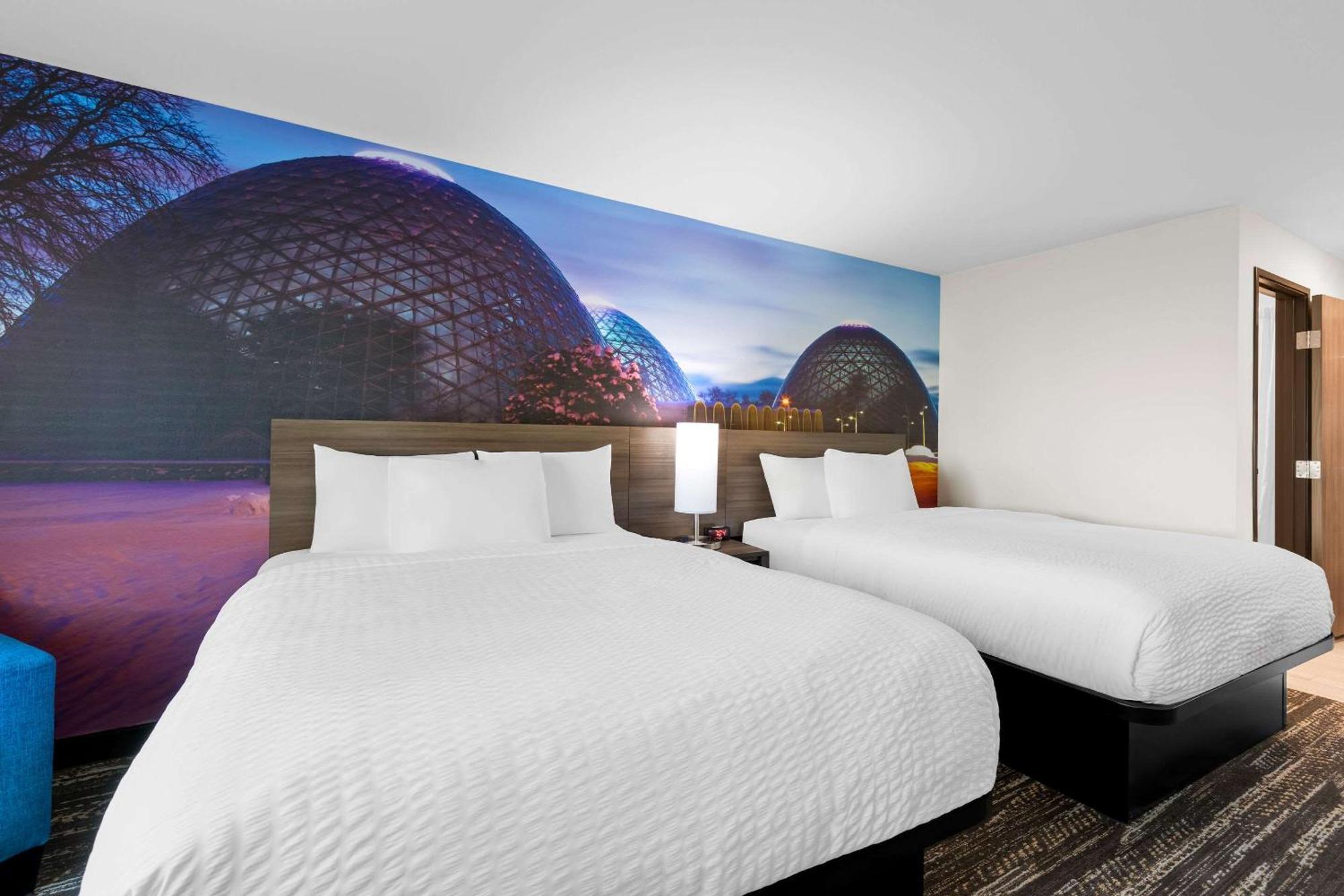 Clarion Pointe Hotel Milwaukee Bagian luar foto