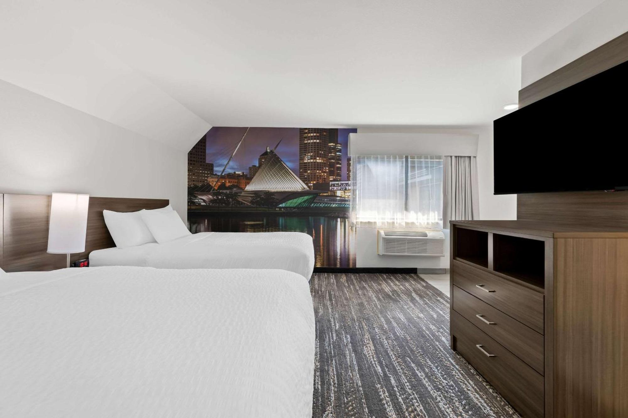 Clarion Pointe Hotel Milwaukee Bagian luar foto