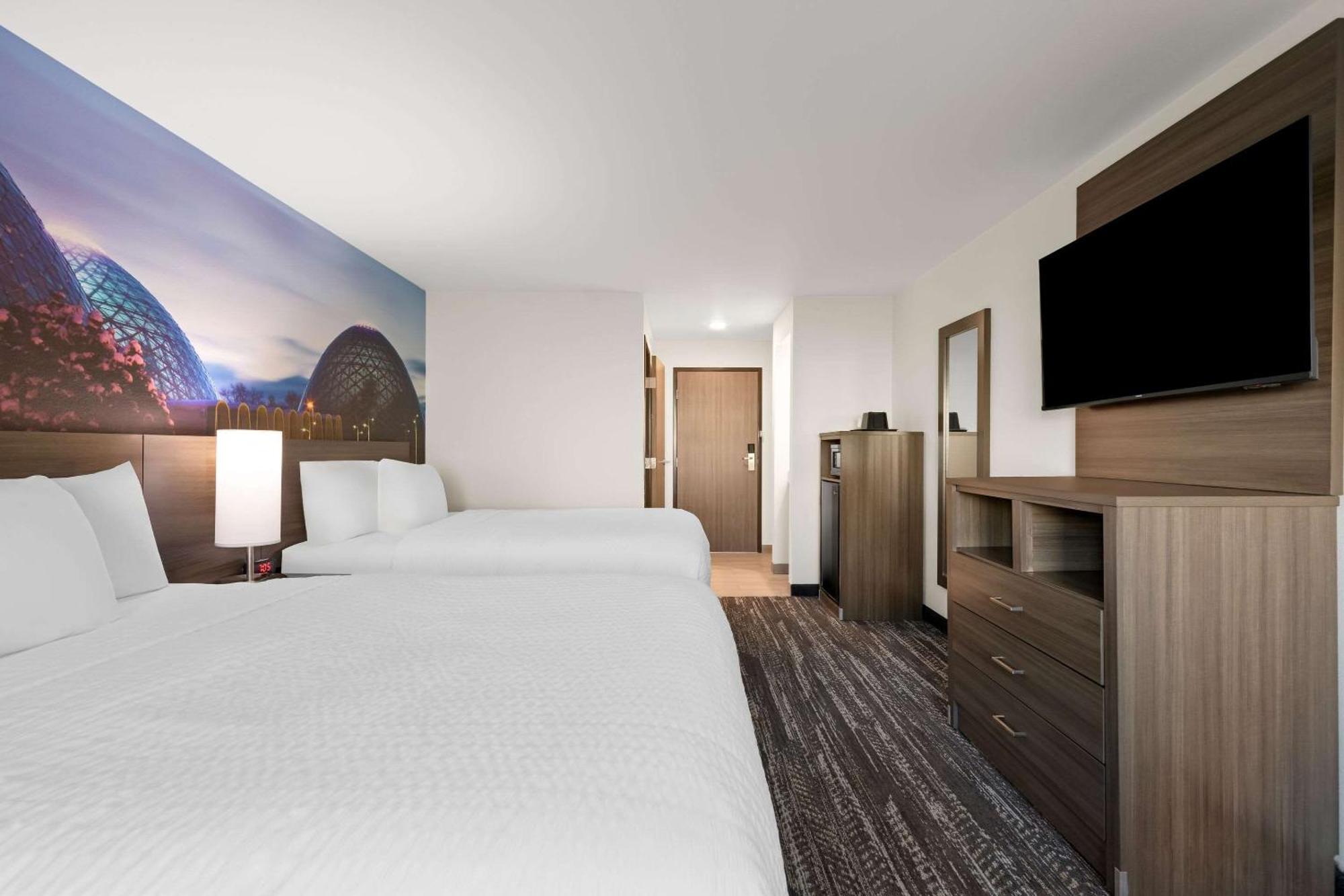 Clarion Pointe Hotel Milwaukee Bagian luar foto