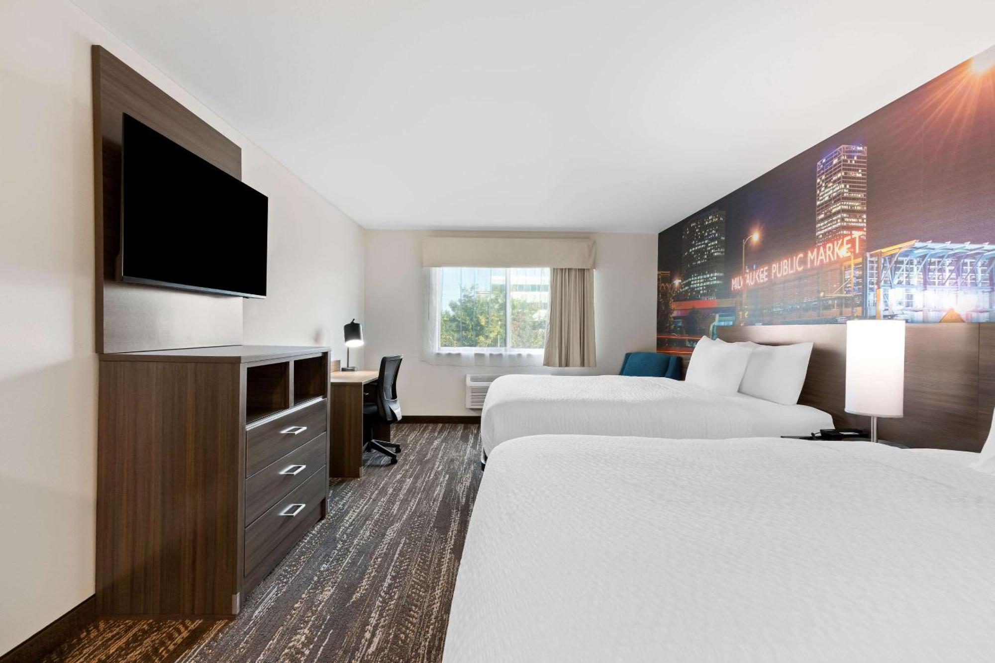 Clarion Pointe Hotel Milwaukee Bagian luar foto