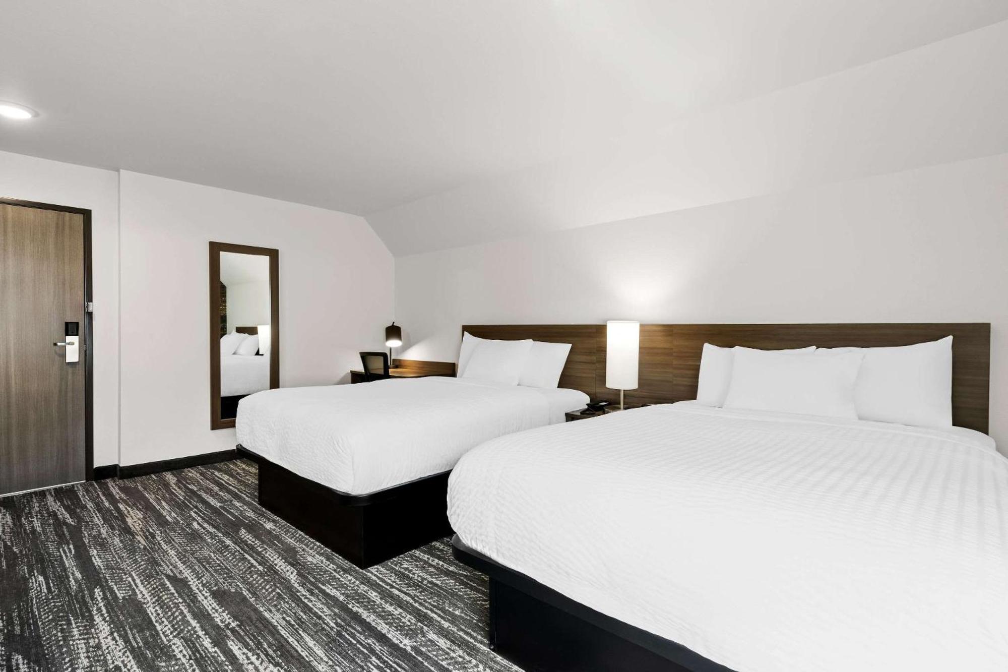Clarion Pointe Hotel Milwaukee Bagian luar foto