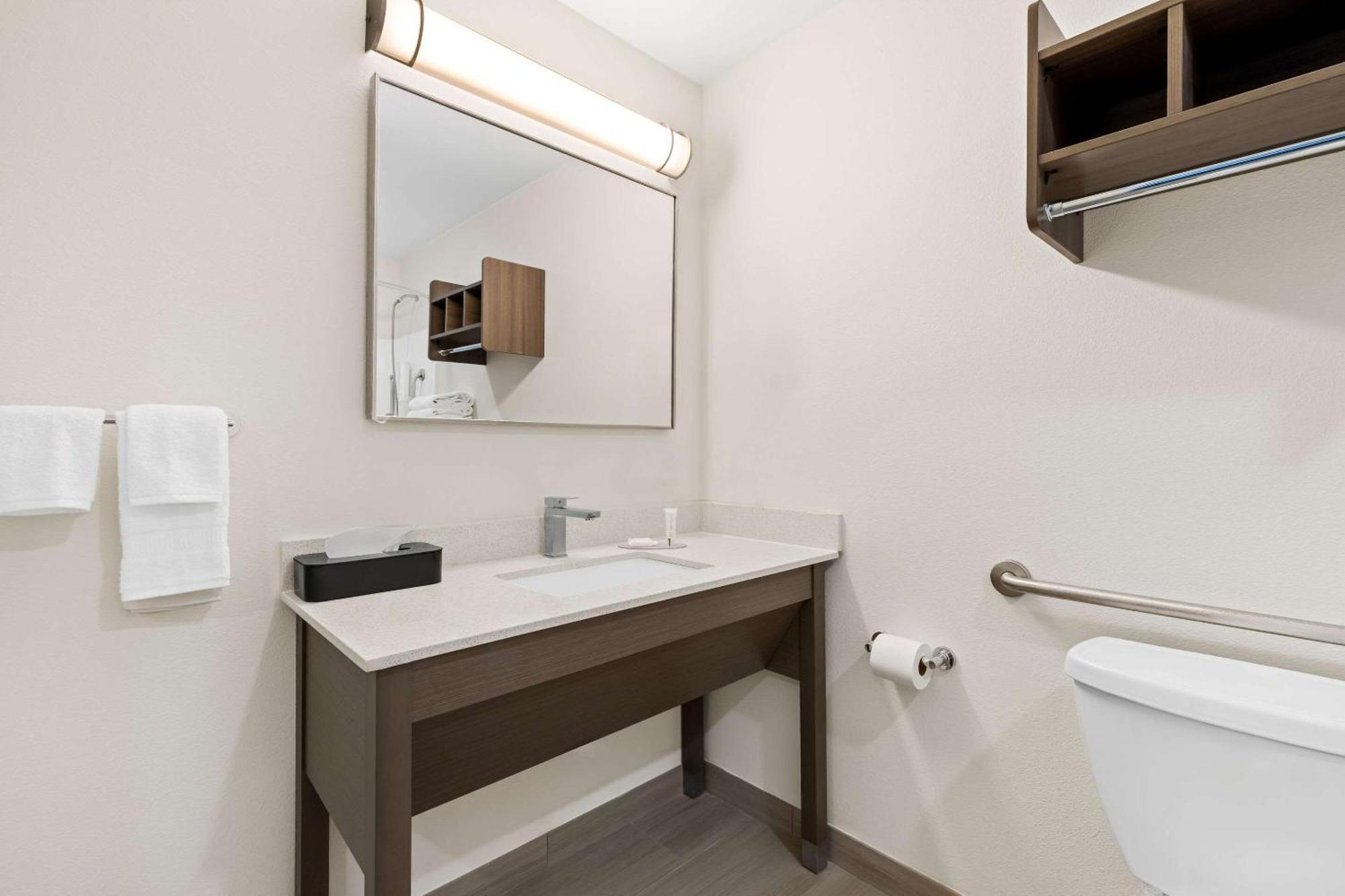 Clarion Pointe Hotel Milwaukee Bagian luar foto