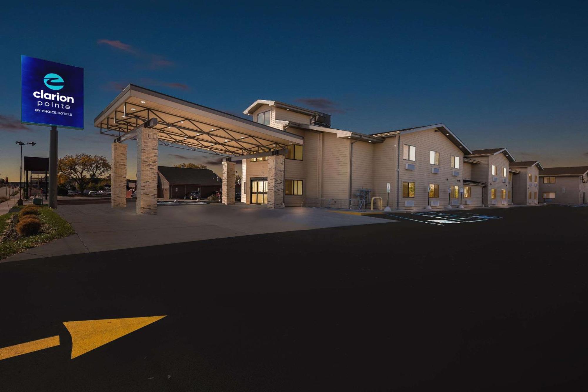 Clarion Pointe Hotel Milwaukee Bagian luar foto