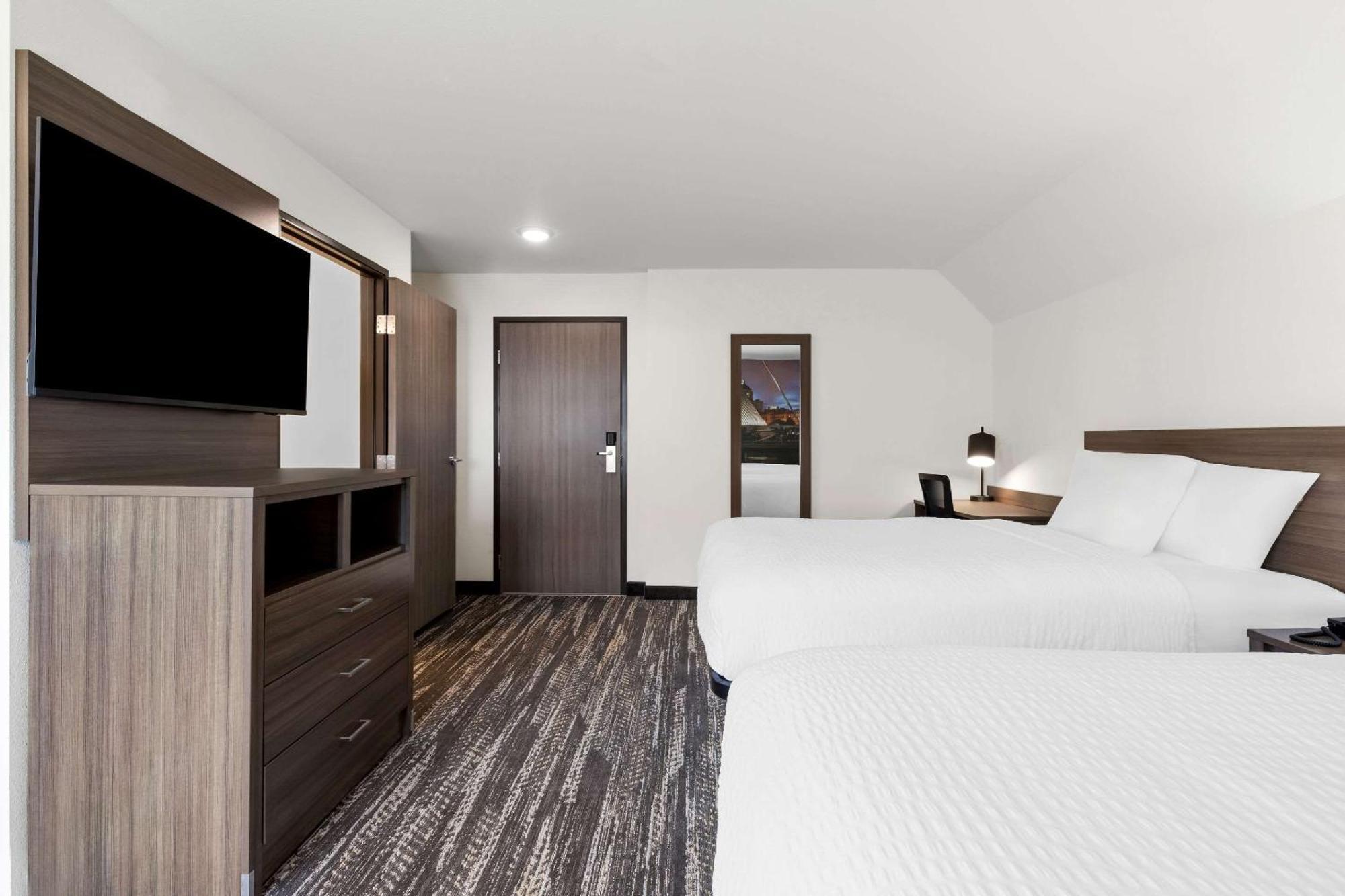 Clarion Pointe Hotel Milwaukee Bagian luar foto