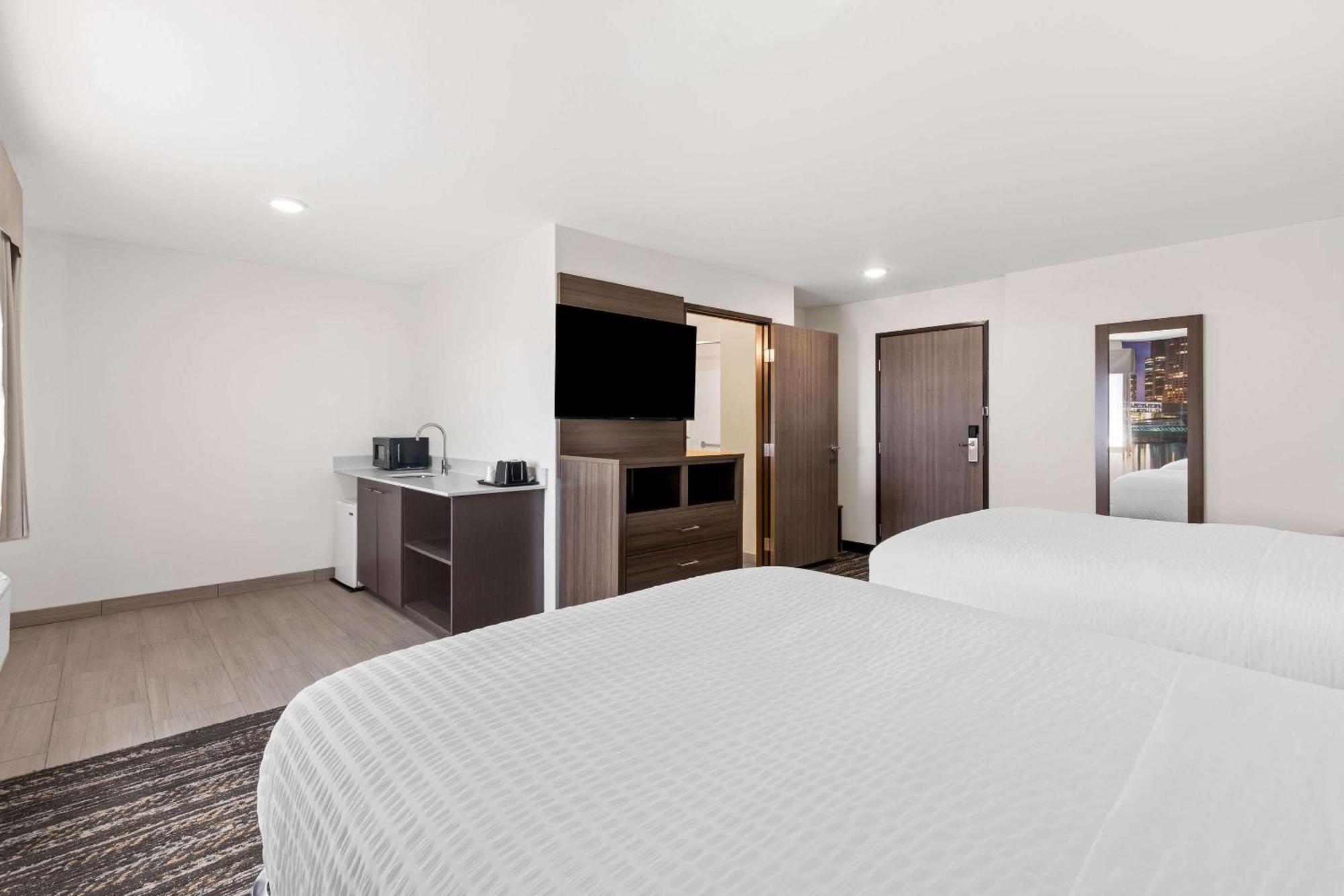 Clarion Pointe Hotel Milwaukee Bagian luar foto