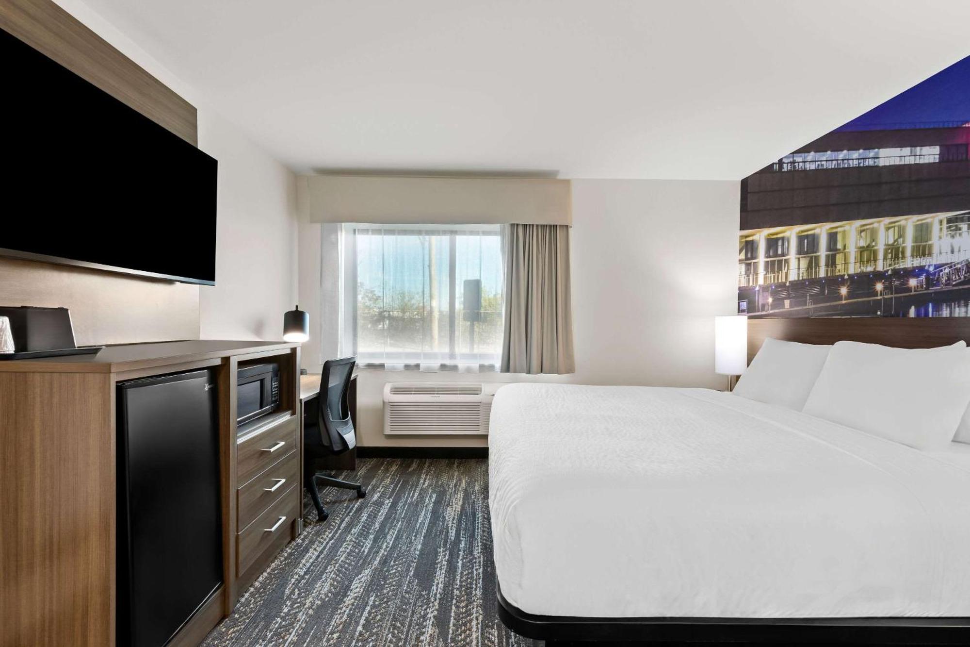 Clarion Pointe Hotel Milwaukee Bagian luar foto