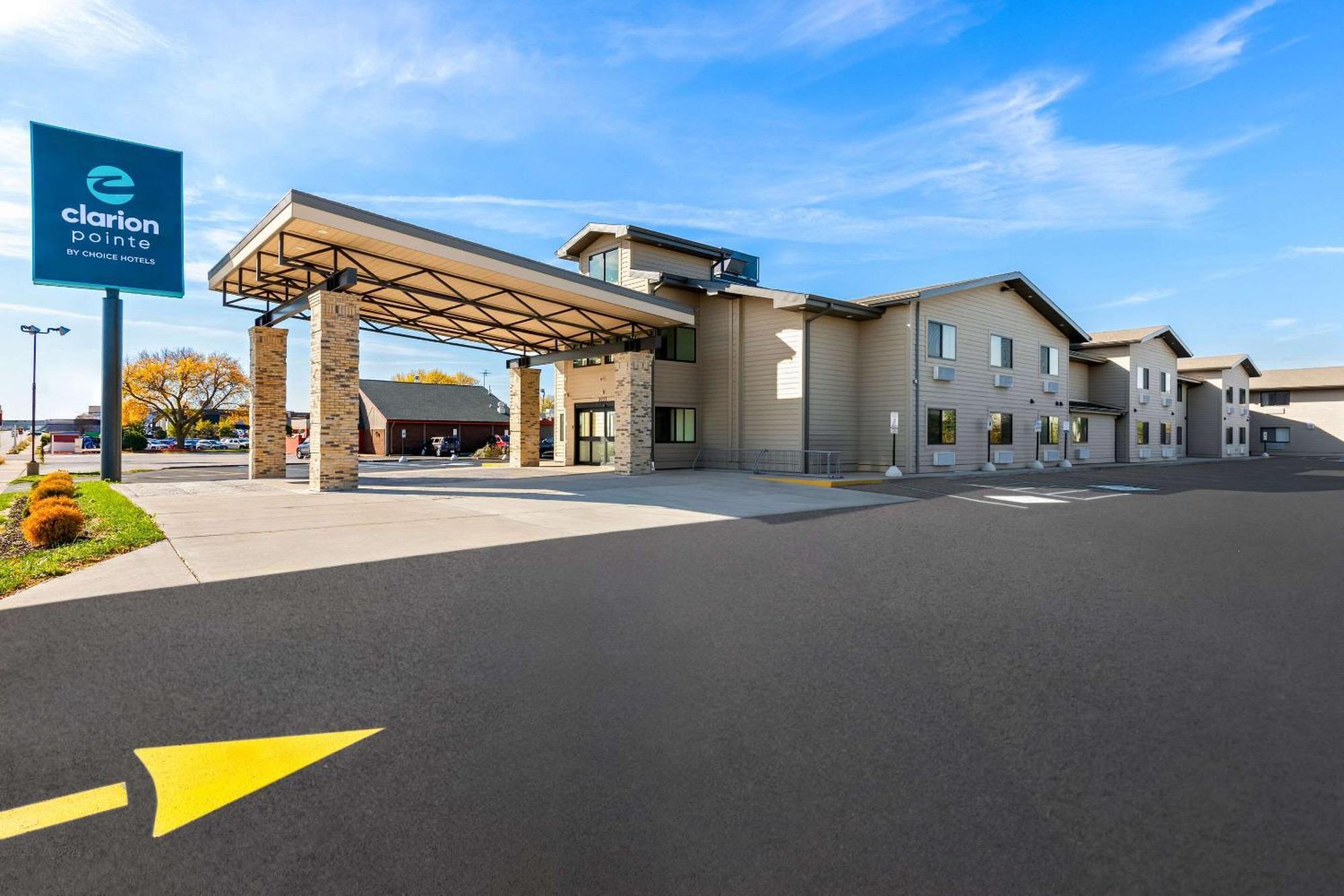 Clarion Pointe Hotel Milwaukee Bagian luar foto