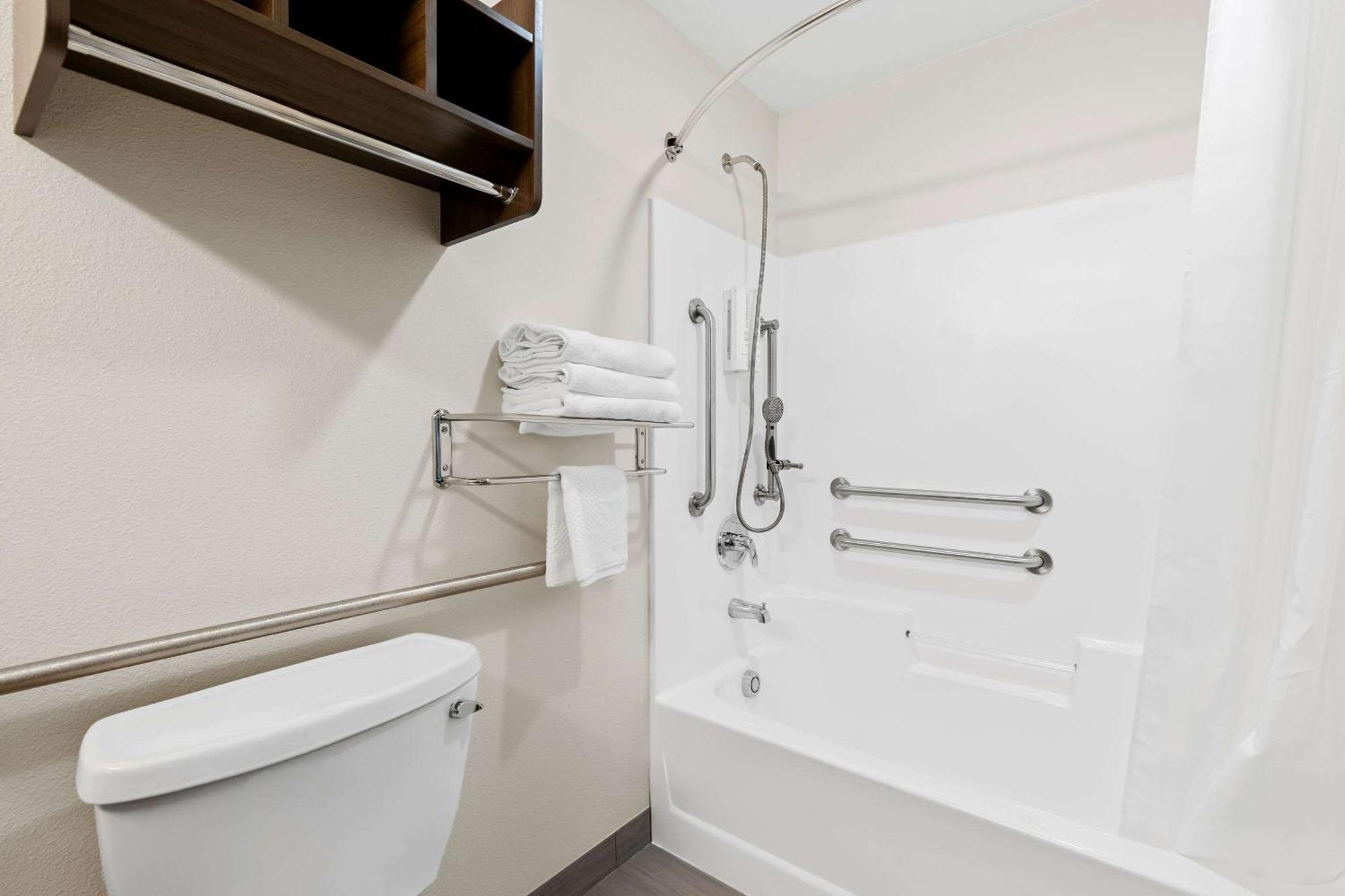 Clarion Pointe Hotel Milwaukee Bagian luar foto