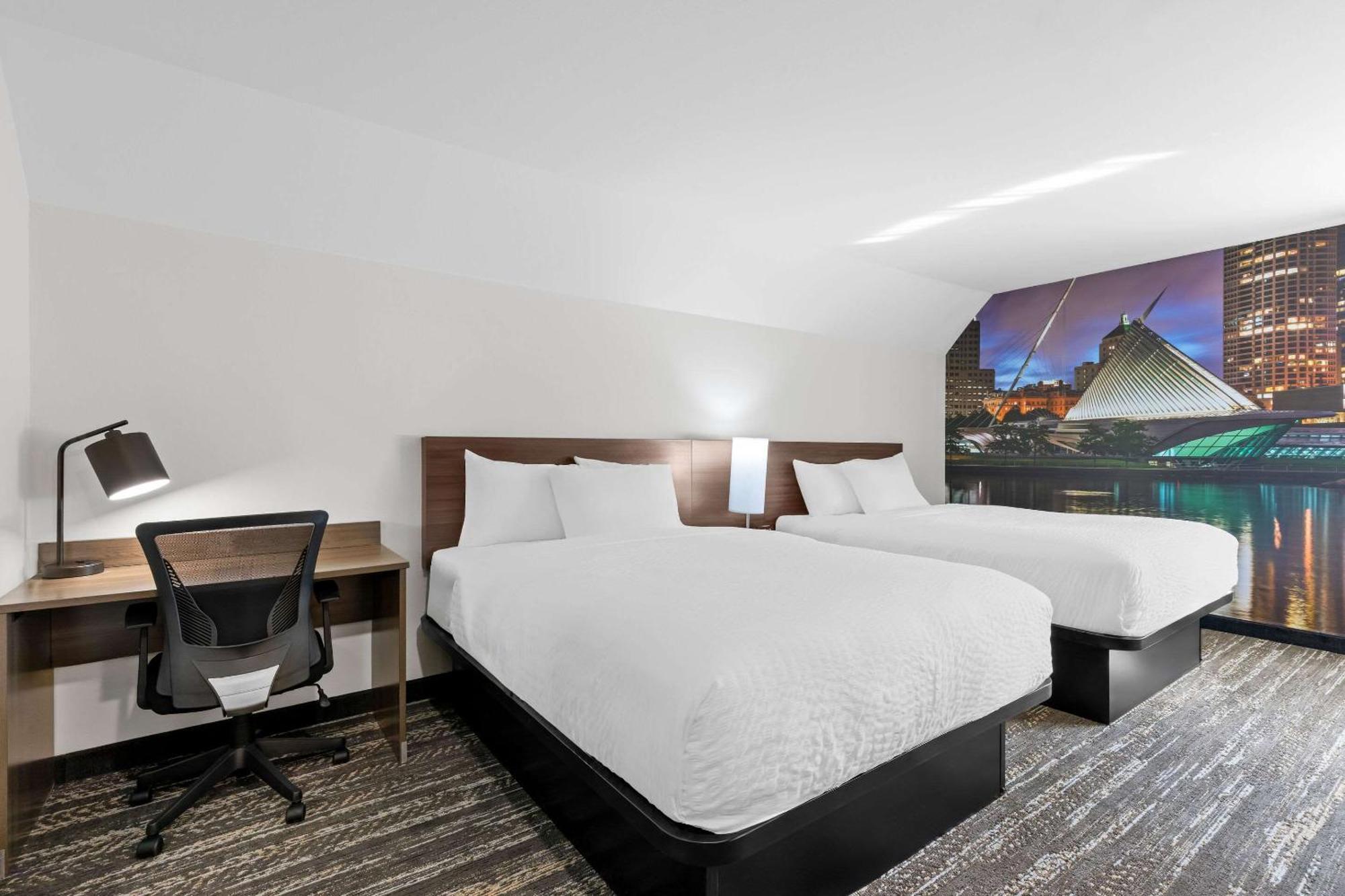 Clarion Pointe Hotel Milwaukee Bagian luar foto