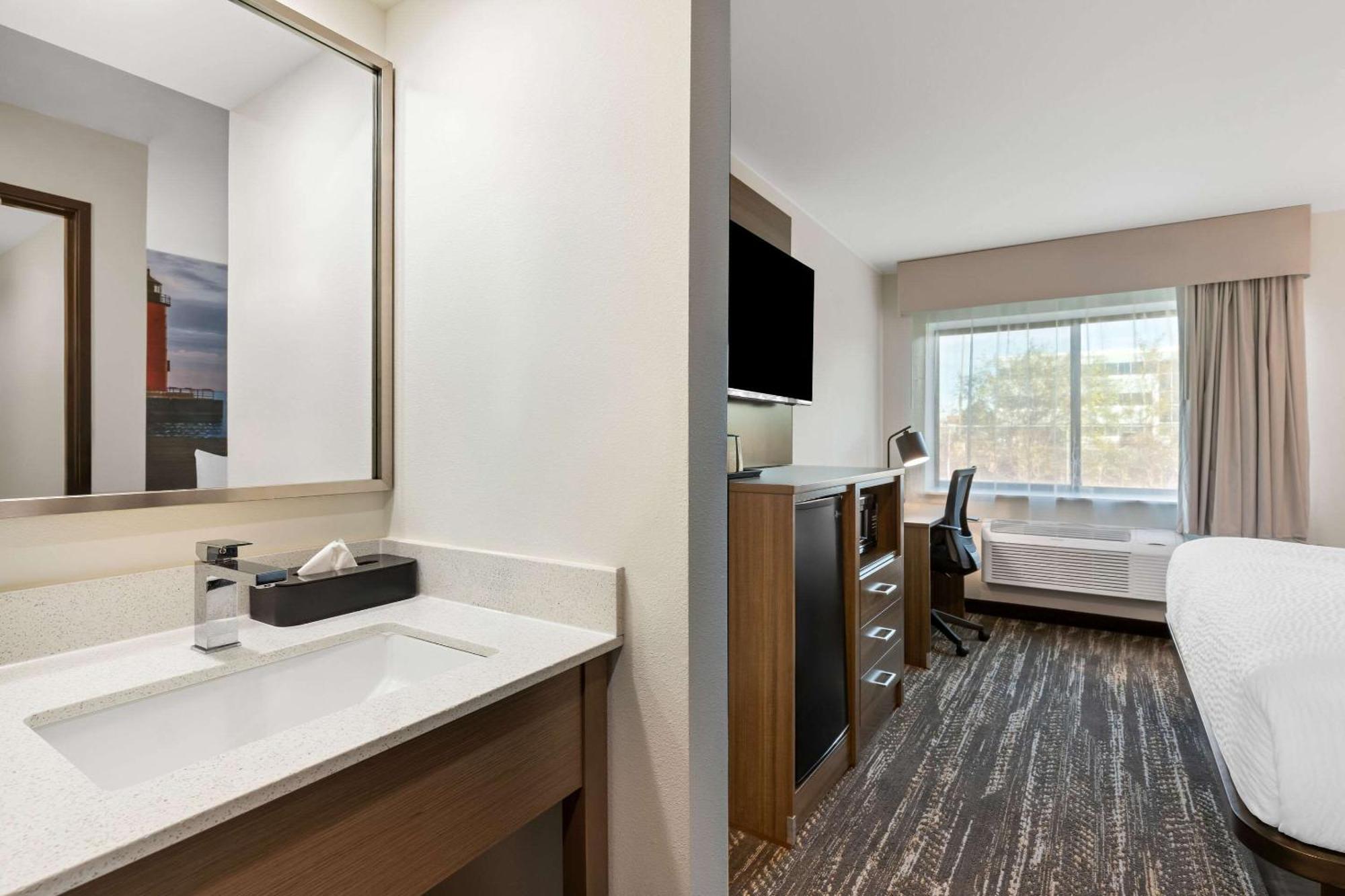 Clarion Pointe Hotel Milwaukee Bagian luar foto