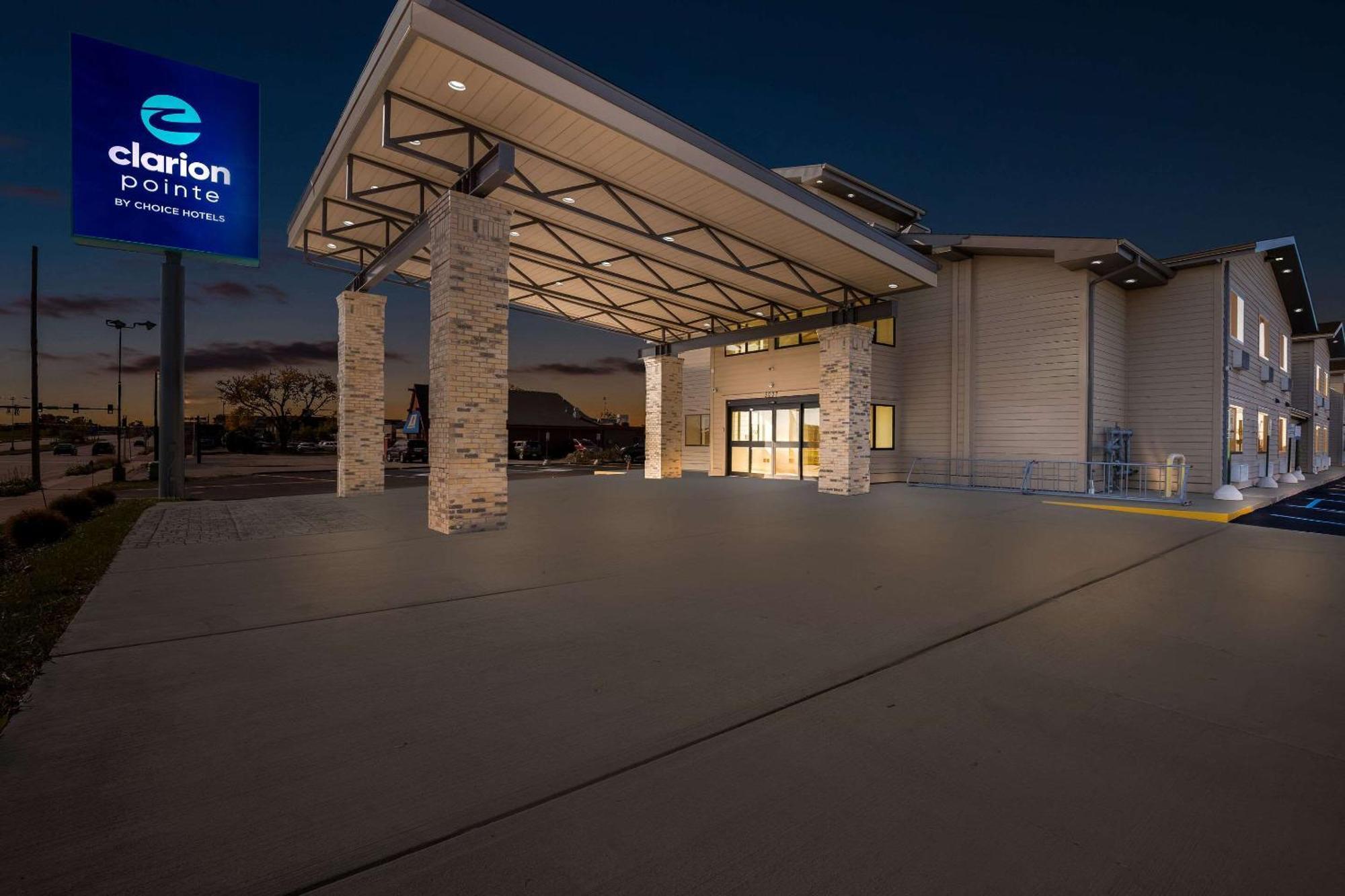 Clarion Pointe Hotel Milwaukee Bagian luar foto